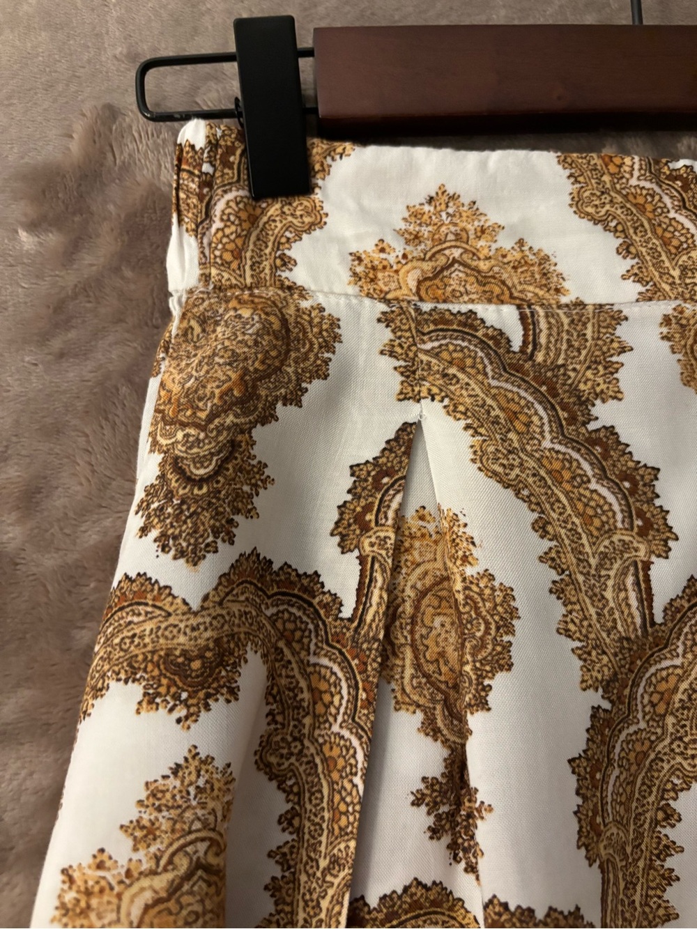 H&M Shorts Women’s Size 4 with White/Gold Paisley Print - Picture 5 of 11